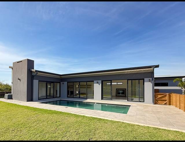 4 BEDROOM TOWNHOUSE FOR SALE IN SALT ROCK